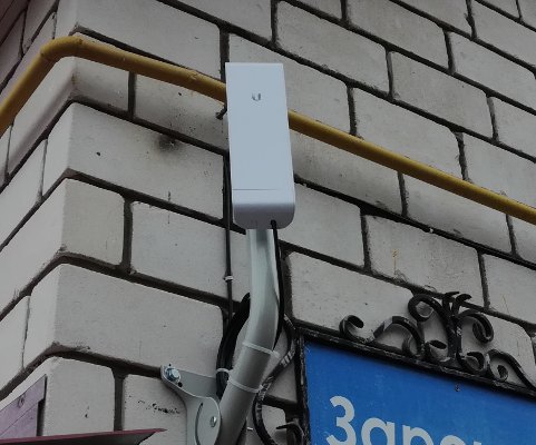 Ubiquiti NanoStation M5 на фасаде дома