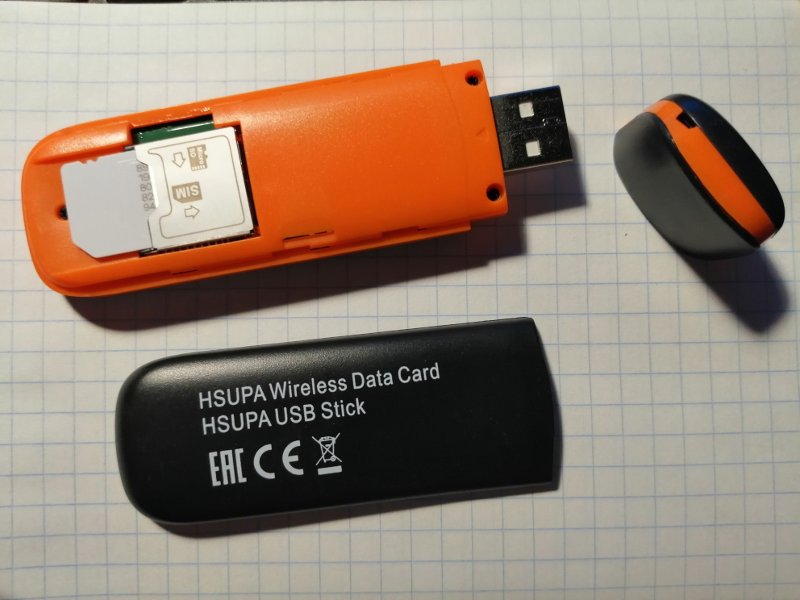 Модем DS Telecom DSU7 со снятой задней крышкой и вставленной SIM-картой